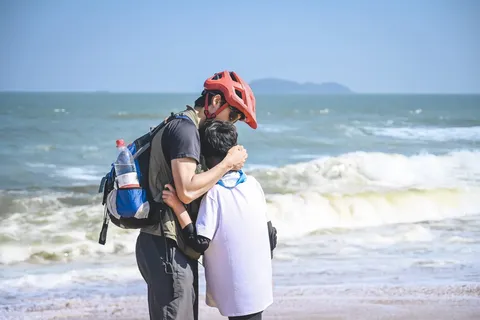 海南营海边，老师拥抱陪伴孩子