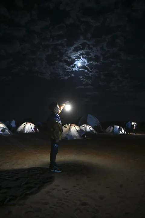 夜晚营地里的一束灯光