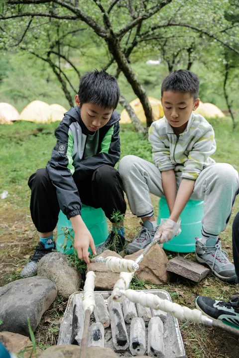 营员在营地里准备食物