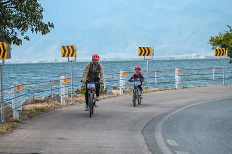 营员骑过洱海边的弯道