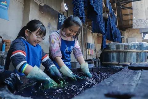 营员动手体验扎染