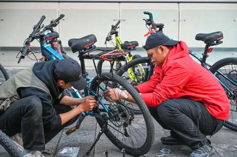 带队老师一起检查和维护车辆