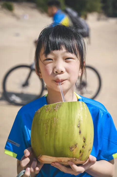 海南营活动图：冲浪