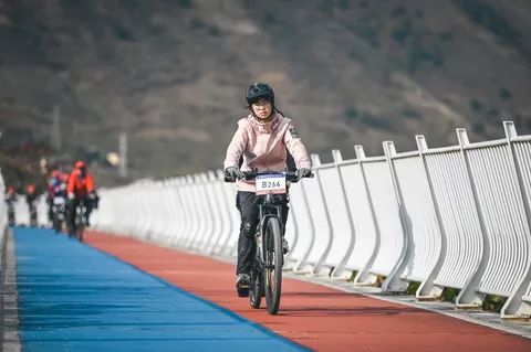 营员沿护栏旁的道路骑行
