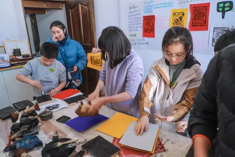 营员和老师一起制作手工作品
