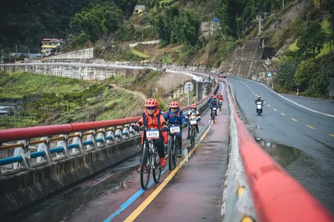 伙伴们沿峡谷路结队骑行