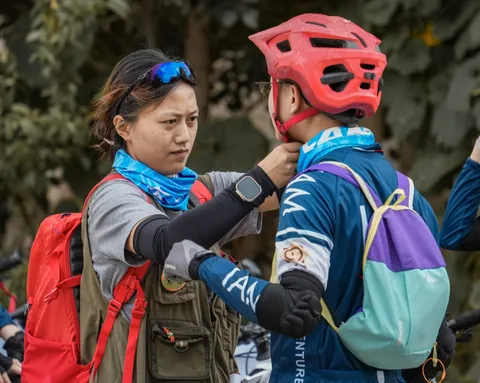 老师帮营员检查骑行装备