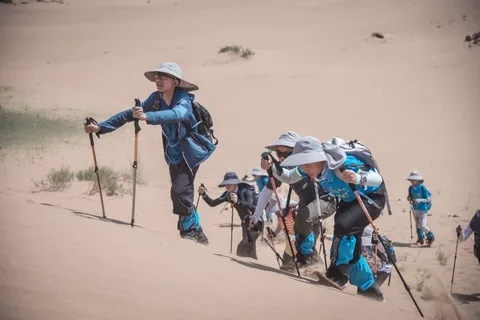 队伍互相照应着登上沙坡