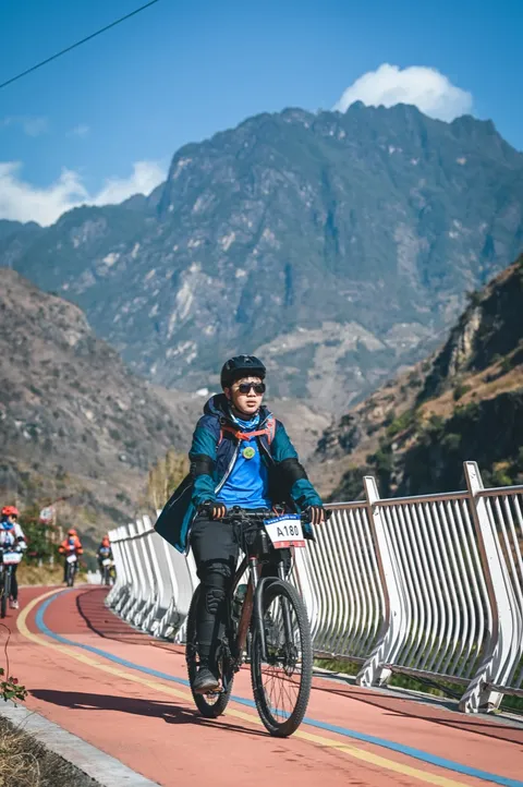 营员骑过峡谷公路