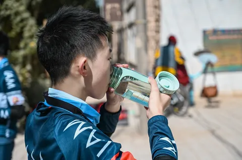 营员在休息时喝水