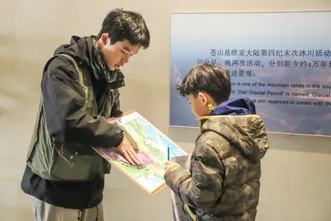 老师与营员一起查看路线图