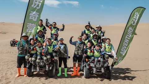 沙漠 ATV 营营员与老师在沙丘上合影