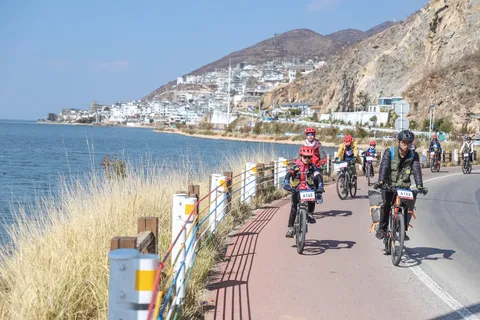 营员和老师骑过湖边步道