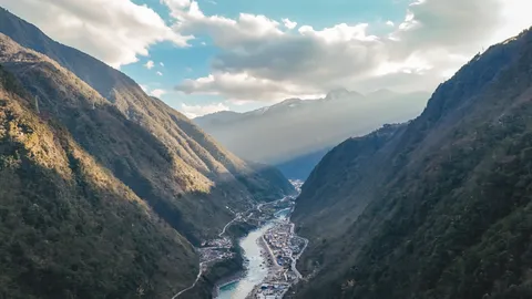 怒江骑行营员沿峡谷道路骑行