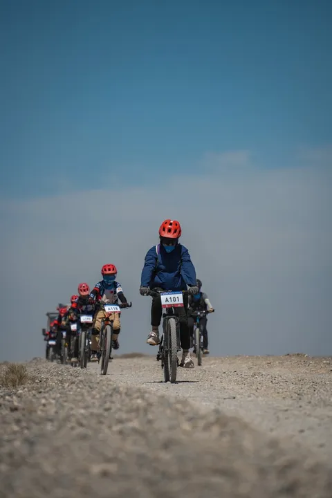 营员迎着戈壁公路骑来