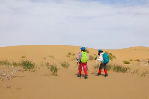 沙漠徒步营员在腾格里沙丘中行走