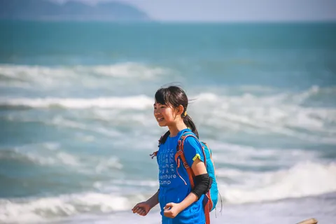 海南营活动图：冲浪