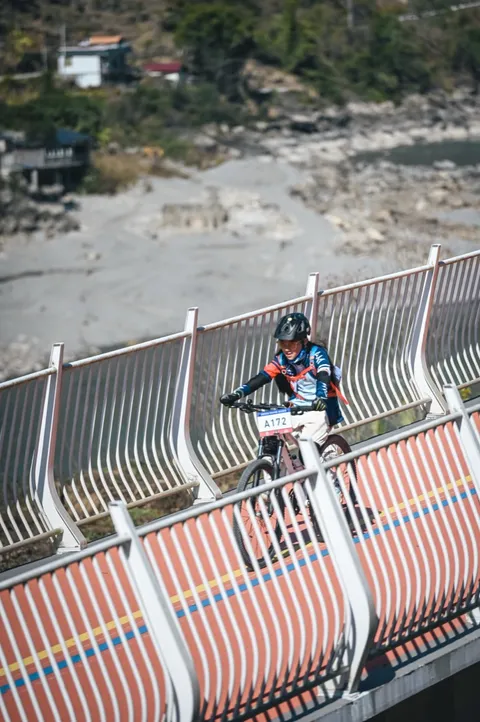 营员通过峡谷里的曲线路段