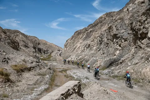 骑行车队穿过山间道路