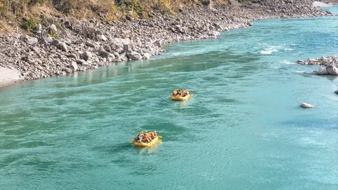 两艘漂流艇结伴经过怒江峡谷水域