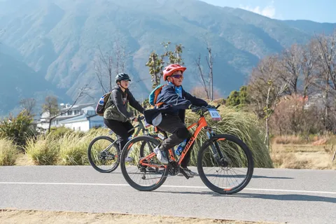 营员与老师沿湖边公路骑行