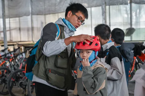 老师协助营员整理骑行头盔