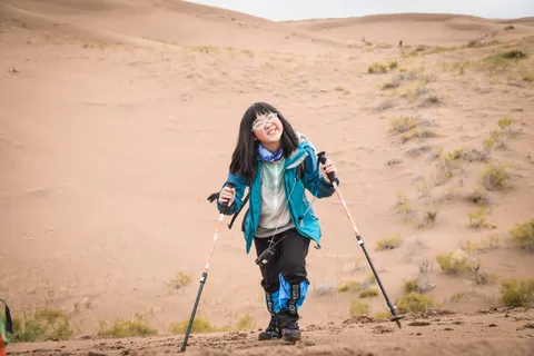 营员在沙漠徒步途中前行