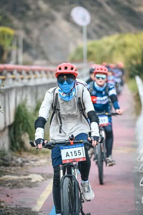 两名营员在路上保持队形