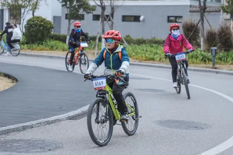 营员控制车把，沿弯道路段骑行