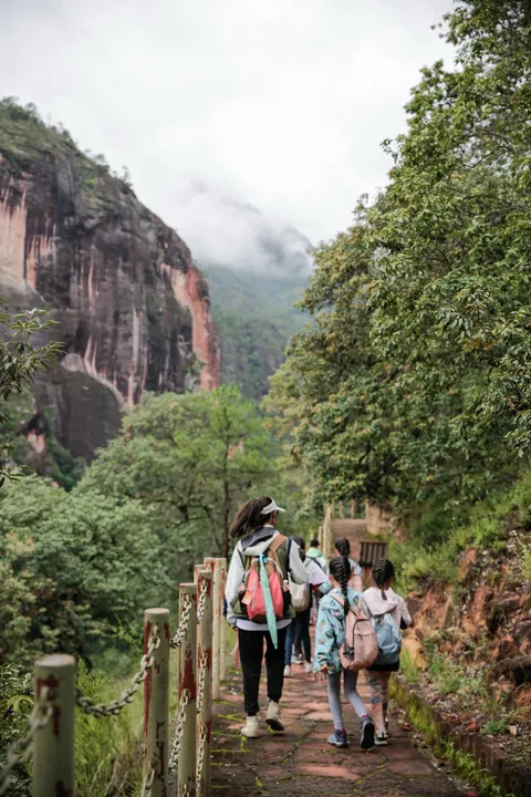 老师带着营员沿山路行走