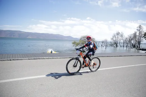 营员沿着湖岸道路前进
