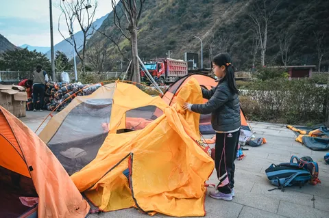 营员在营地搭建帐篷