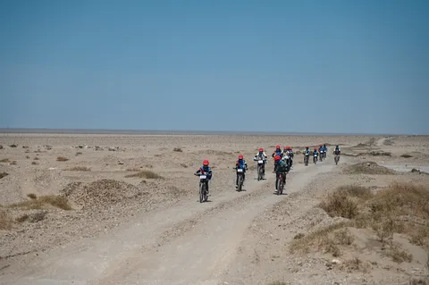 戈壁骑行营员在公路上结队骑行