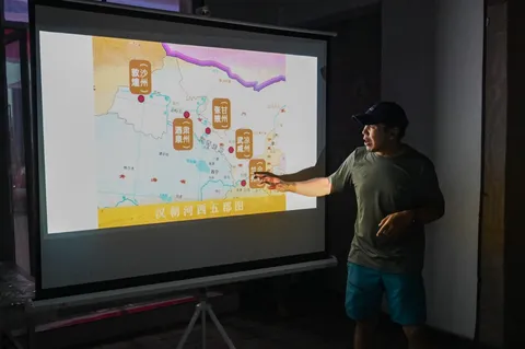 老师在室内讲解骑行路线