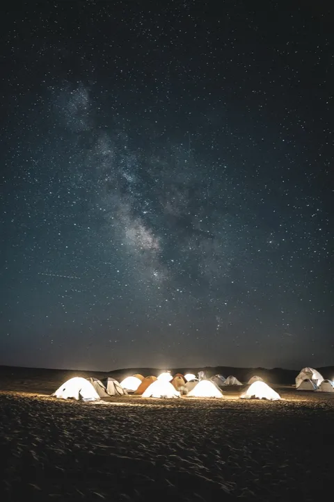 星空下亮起灯光的营地